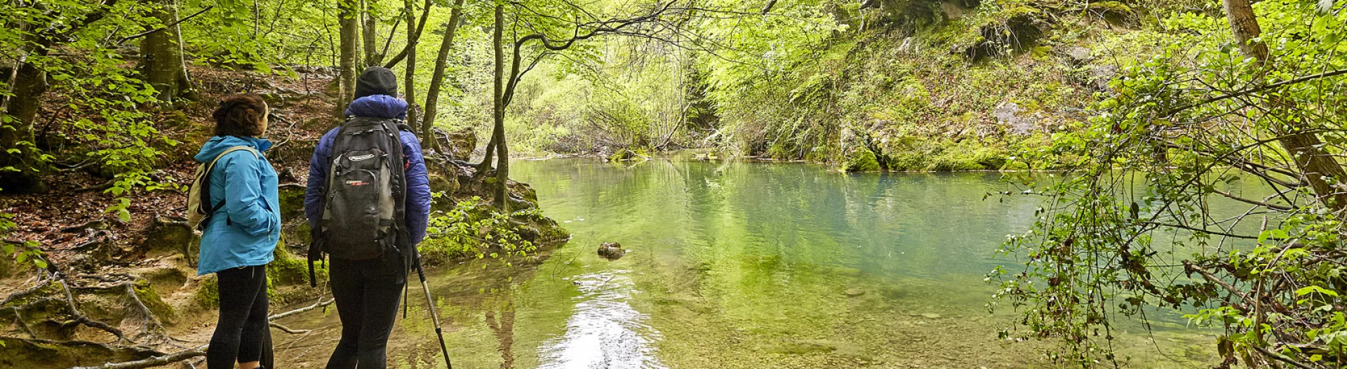 2 personas contemplan la orilla del rio en Navarra