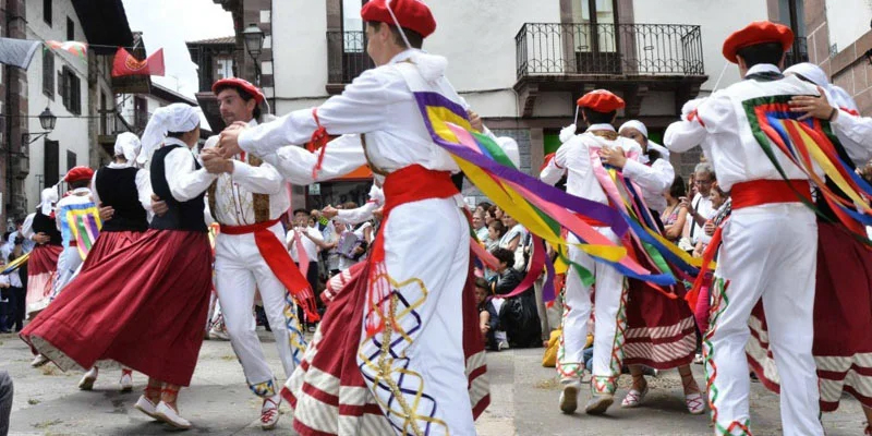 Los danzantes de Lesaka bailando pieza tradicional