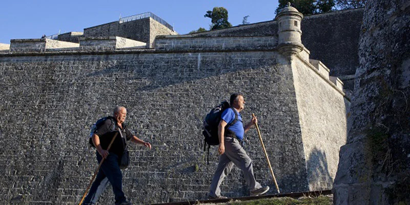 Peregrinos andando por las murallas de Pamplona