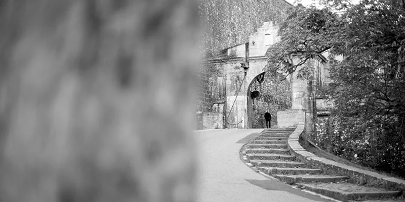 Fotografia en blanco y negro de la subida al Portal de Francia de Pamplona