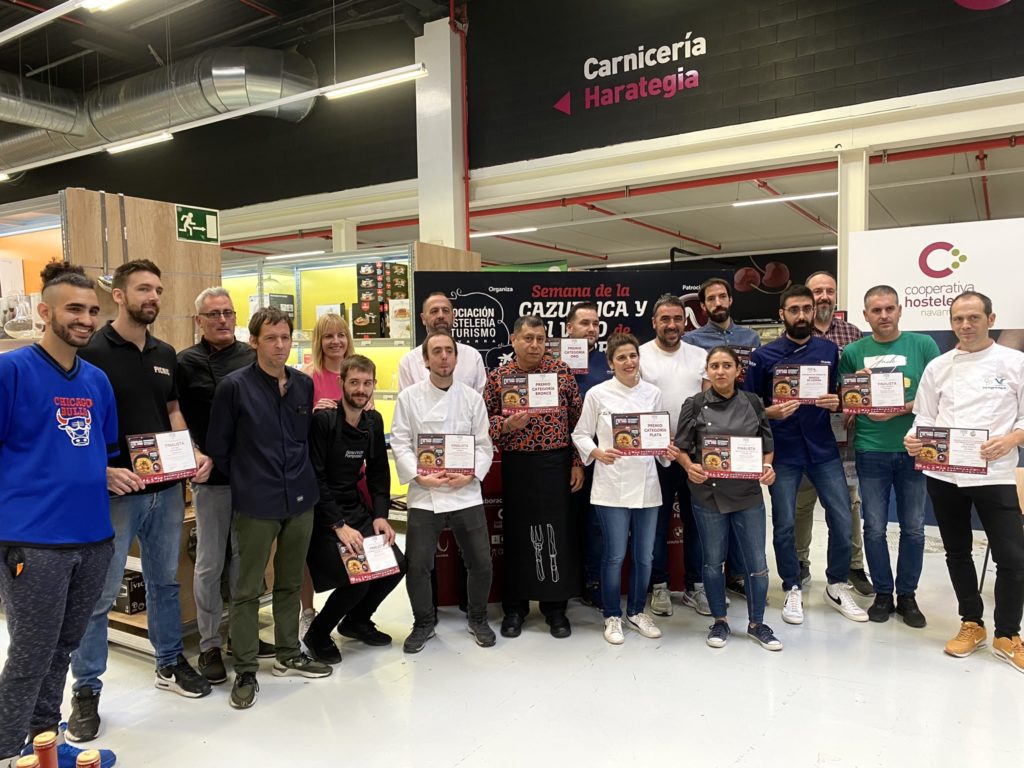 foto de familia en la que posan con su diploma todas las cocinera y cocineros finalistas de la Semana de la Cazuelica