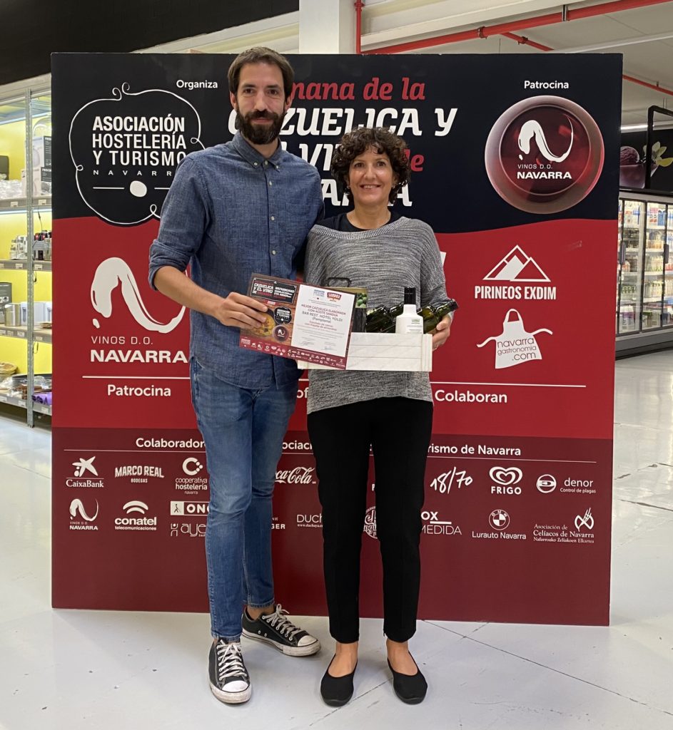 Recoge el premio el presentante del Hotel Yoldi acompañado por Cristina Aragonés de la empresa Aceites Sandua, que le hace entrega del diploma y un lote de aceites de su marca