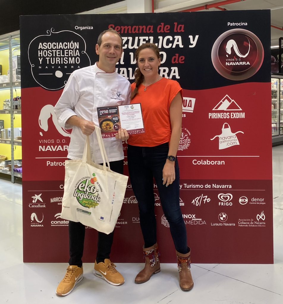 Recoge el premio el cocinero de Casa Perico junto a la representante de la empresa Alimentos Ecológicos de Navarra que le hace entrega del diploma y un lote de alimentos ecológicos de Navarra.