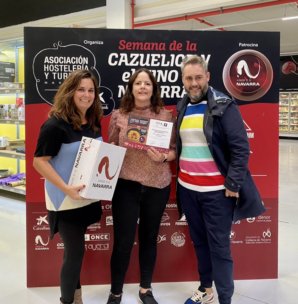 La ganadora del Concurso de fotografía recoge el diploma entregado por Iker Beroiz de Igers Pamplona y Sara Clemente de Vinos Navarra que le entrega un caja de vinos