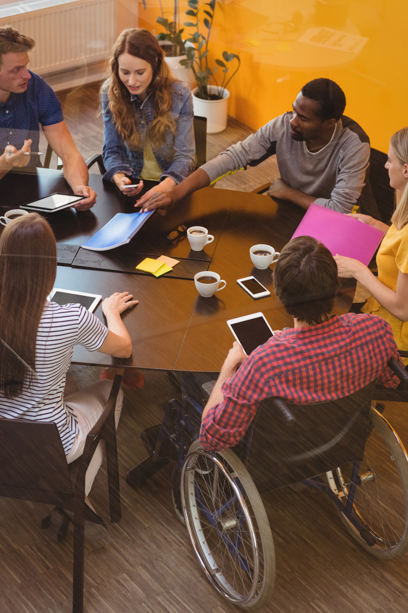 Diversidad de ejecutivos de negocios interactuando alrededor de una mesa