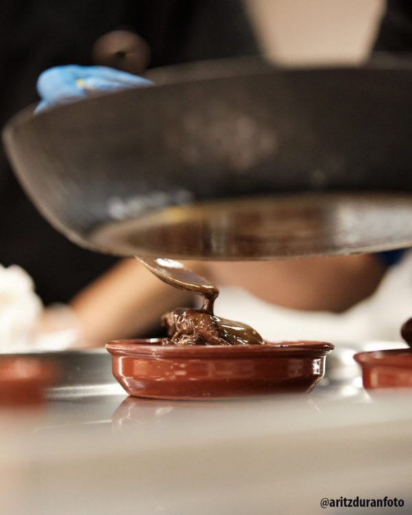 El asado Yerri baña de chocolate las codornices. la foto es de @aritzduranfoto