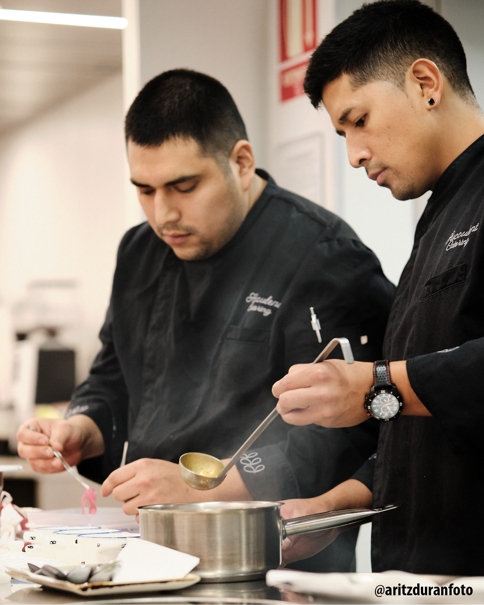 Dos cocineros del Café con Sal preparan su cazuelica