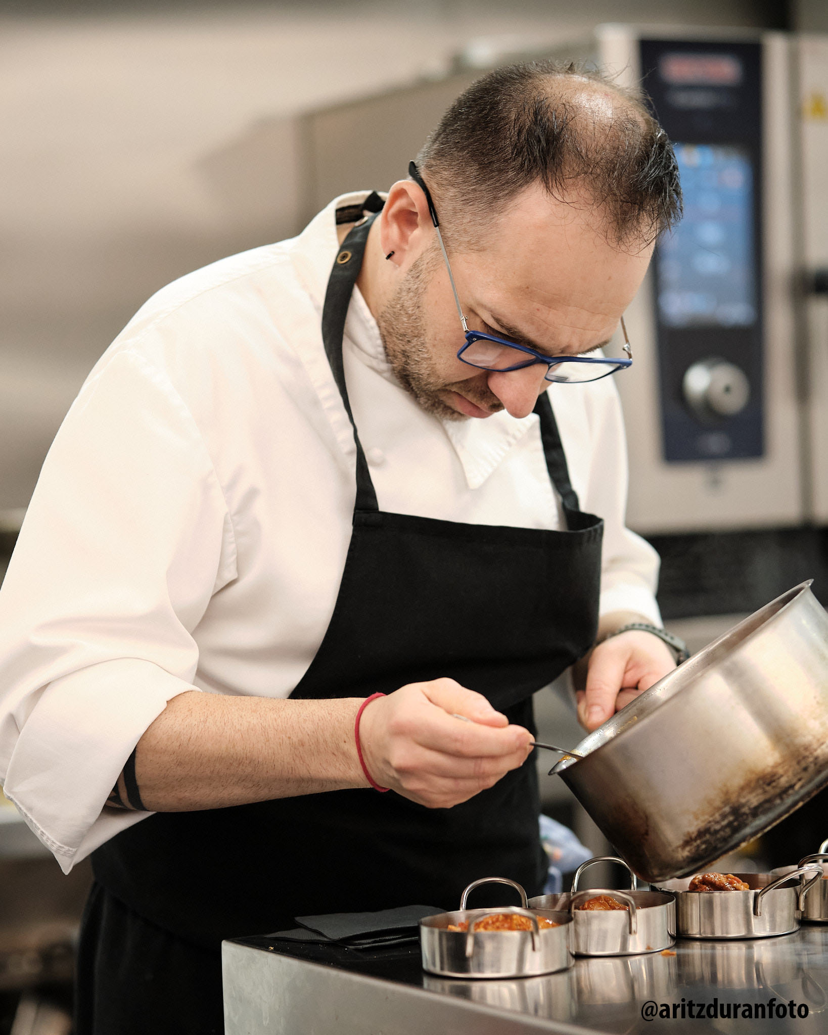 El cocinero del Restaurante Casa Azcona prepara su cazuelica