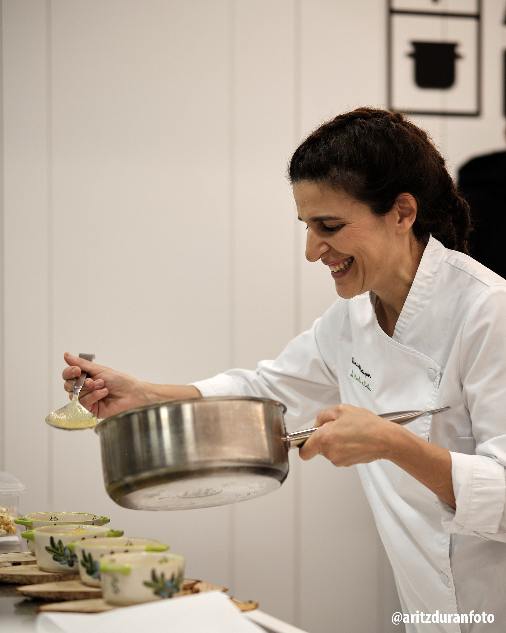 Verónica Montespier cocinera de la Huerta de Chicha prepara su cazuelica