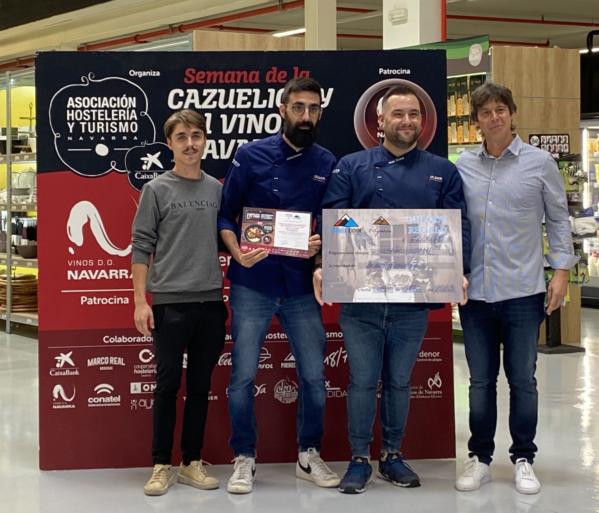 Los premiados de caza el Bar Ulzama recogen el premio y posan junto a dos miembros de la empresa Pirineos Exdim