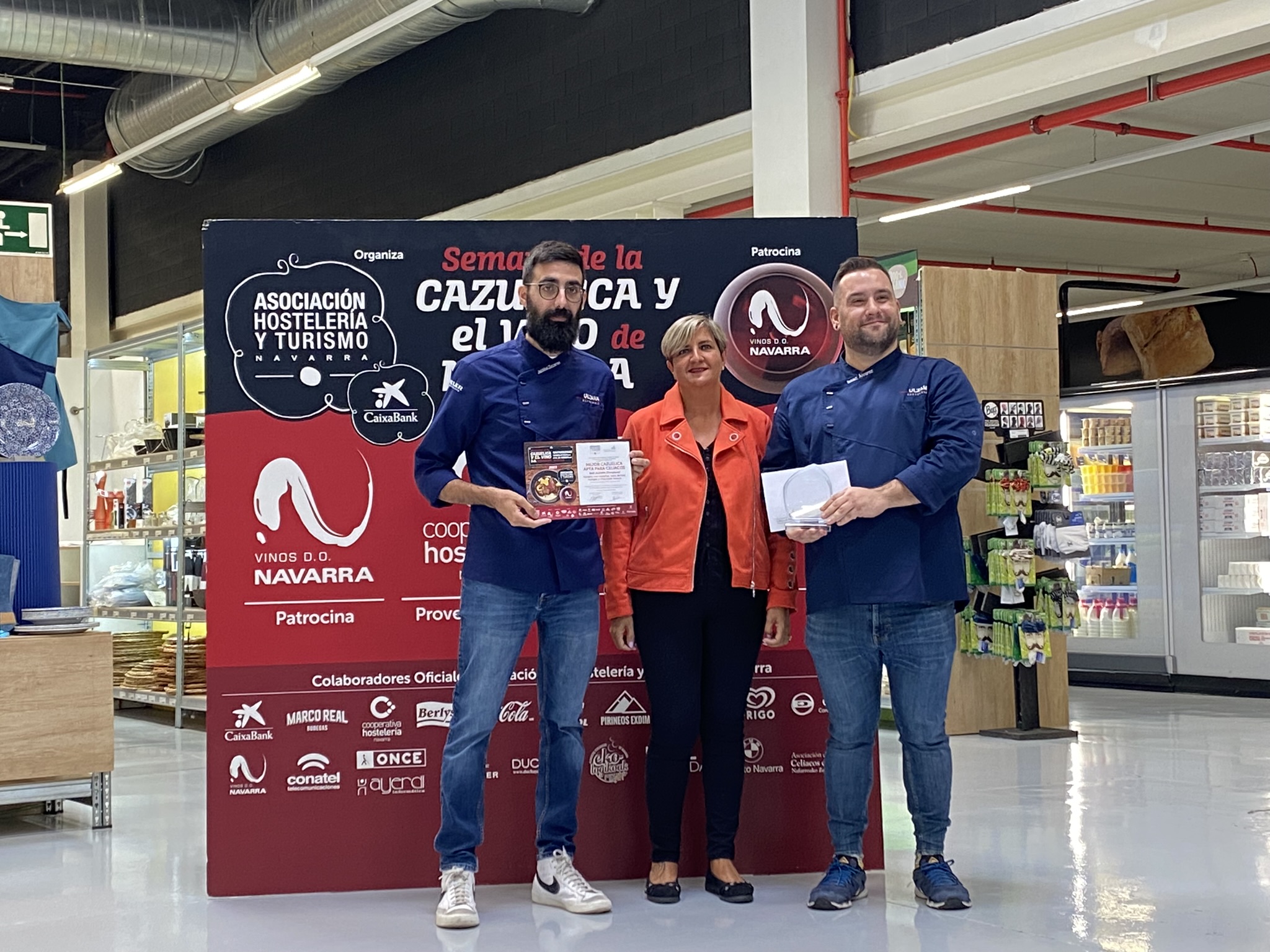 Posan los ganadores del Bar Ulzama junto a la presidenta de la Asociación de Celíacos de Navarra, Mª Jose Gurucelain