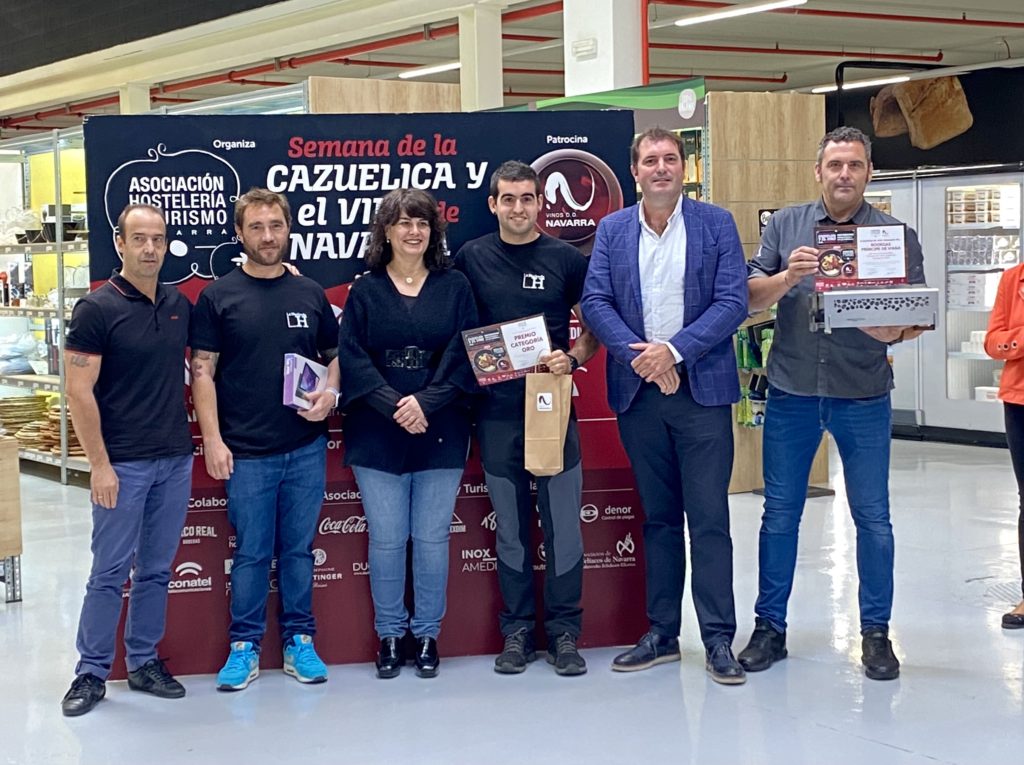 Posan recogiendo el premio Oro de la Semana de la Cazuelica: cocineros ganadores, el presidente de la D.O. David Palacios, Natalia Ecay de la Asociación de hostelería y Turismo de Navarra y Angel Ayerdi de Ayerdi Informática