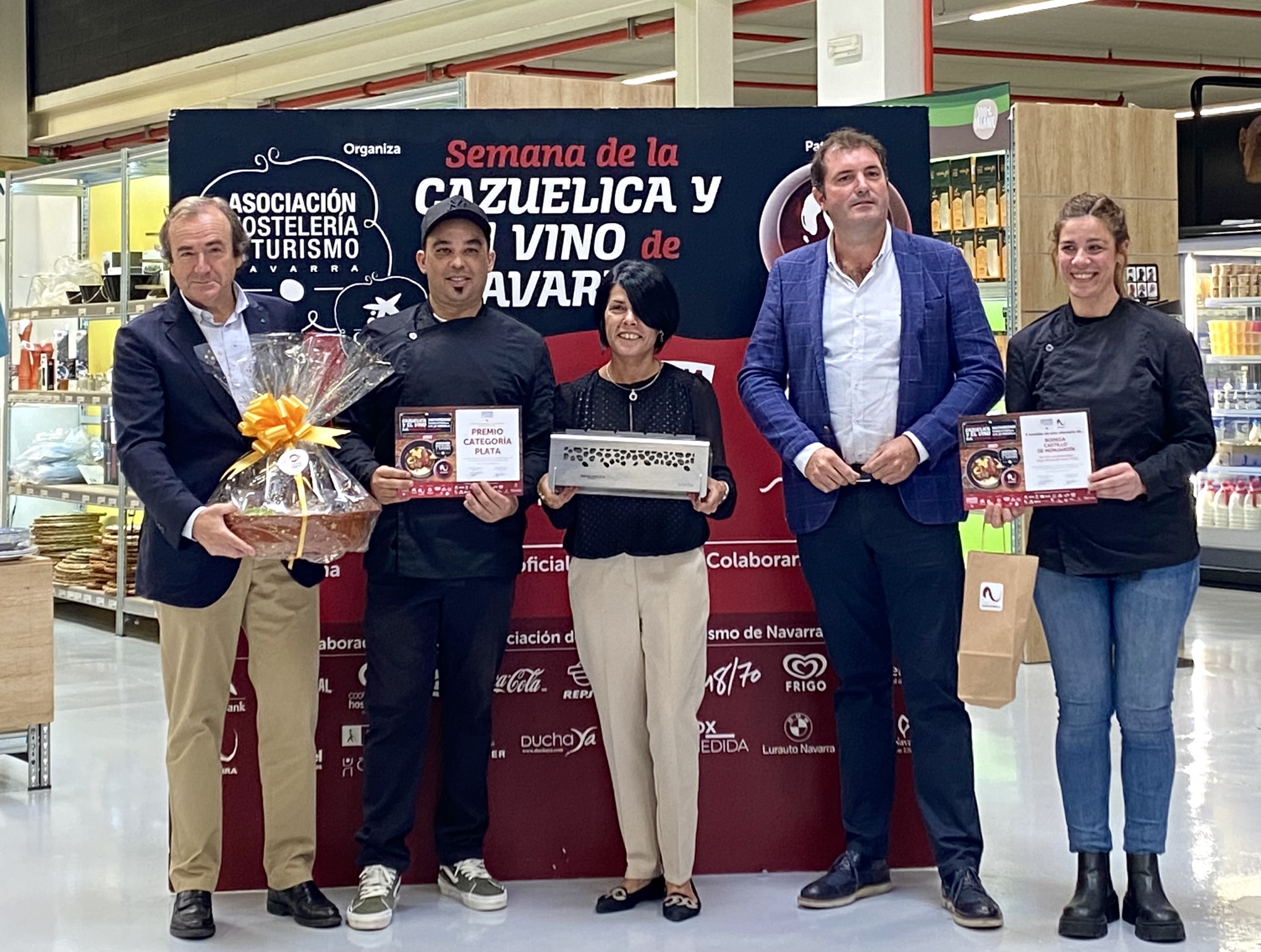 Posan la cocinera y cocinero del Restaurante Bodegas Castillo de Monjardín, premio plata, con David Palacios, presidente de vinos DO Navarra, el gerente de Cooperativa Javier Arístegui, y Raquel Balldelou de CaixaBank