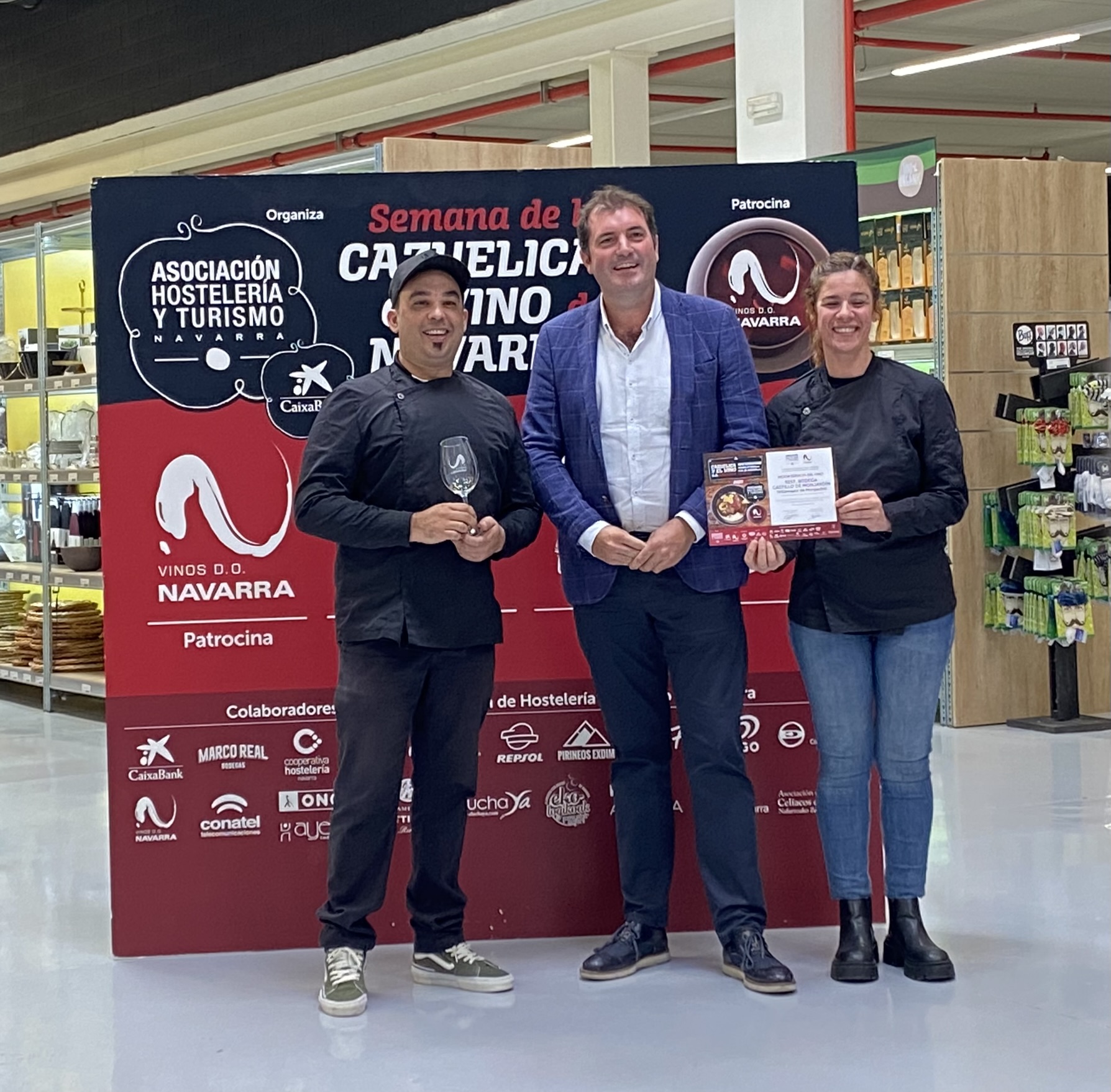 Posan los ganadores del premio, el Restaurante bodega Castillo de Monjardín junto con el presidente de vino D.O. Navarra