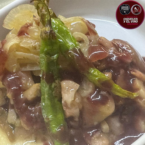 Cazuelica de manitas confitadas rellenas de ongos y foie