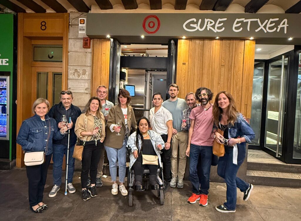 Grupo de persona participantes en la Ruta Bloguera posan a las puerta del Bar Gure Etxea